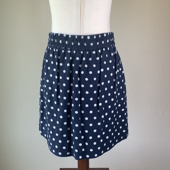EUC Loft navy blue white polka dot mini skirt  sz 4   W/ pockets elastic waist. - Picture 4 of 13